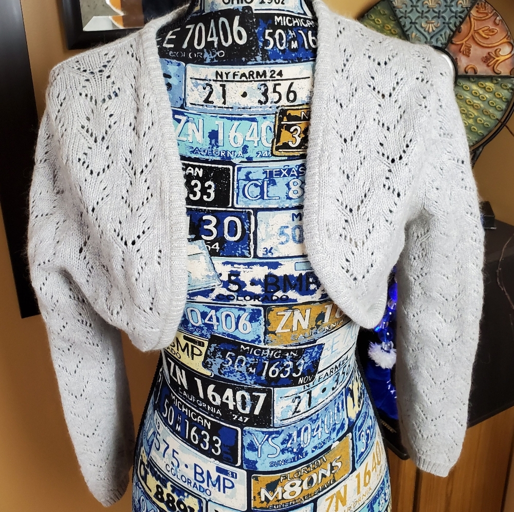 AMERICAN EAGLE ANGORA CREAM KNIT CROPPED CARDIGAN!
